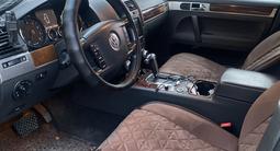 Volkswagen Touareg 2008 года за 7 400 000 тг. в Астана – фото 3