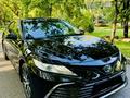 Toyota Camry 2021 года за 20 400 000 тг. в Алматы – фото 2