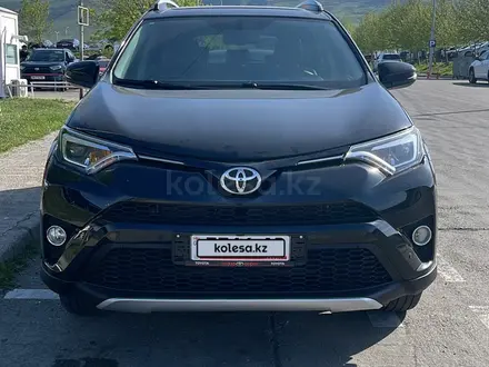 Toyota RAV4 2017 года за 9 500 000 тг. в Актобе