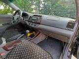 Toyota Camry 2004 годаfor3 500 000 тг. в Жанаозен – фото 5