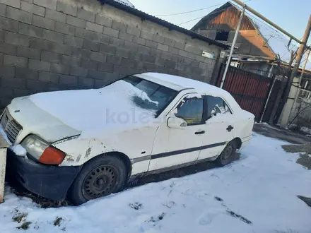 Mercedes-Benz C 200 1994 года за 600 000 тг. в Алматы – фото 2