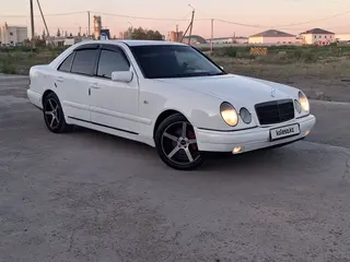 Mercedes-Benz E 230