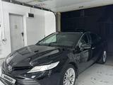 Toyota Camry 2019 года за 14 200 000 тг. в Атырау – фото 2