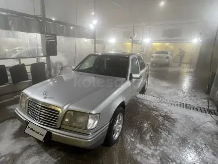 Mercedes-Benz E 320 1994 года за 2 650 000 тг. в Астана – фото 3