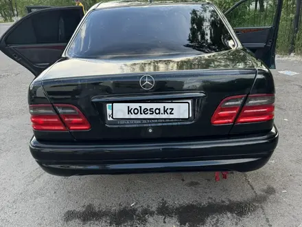 Mercedes-Benz E 320 1998 года за 2 500 000 тг. в Астана – фото 2