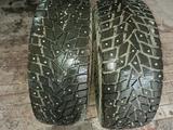 Зимние шипованные шины Dunlop пара, 285/60/18 за 60 000 тг. в Караганда