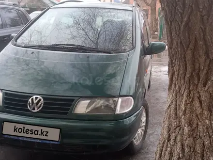 Volkswagen Sharan 1999 года за 3 100 000 тг. в Актобе