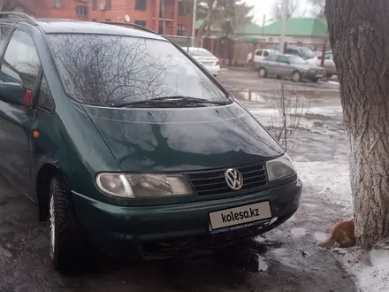 Volkswagen Sharan 1999 года за 3 100 000 тг. в Актобе – фото 2