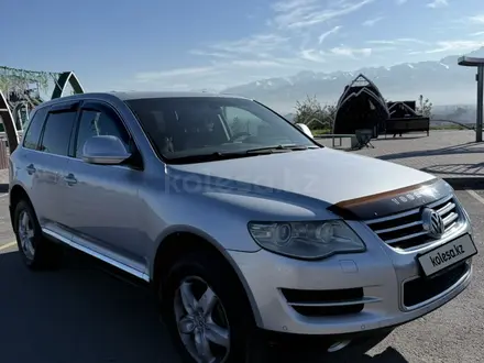 Volkswagen Touareg 2007 года за 6 900 000 тг. в Алматы – фото 2