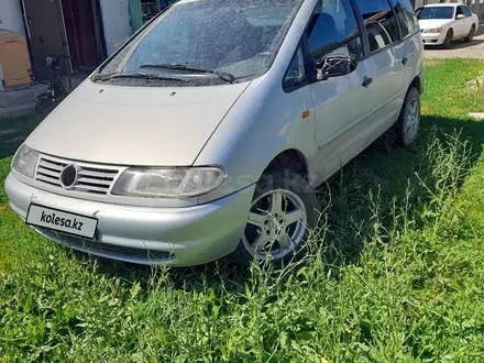 Volkswagen Sharan 1998 года за 950 000 тг. в Алматы