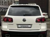 Volkswagen Touareg 2007 года за 6 500 000 тг. в Алматы – фото 4