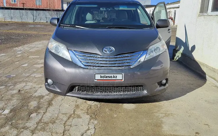 Toyota Sienna 2015 годаfor11 000 000 тг. в Актау