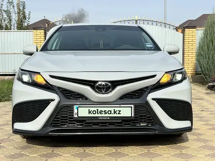 Toyota Camry 2022 года за 13 000 000 тг. в Уральск – фото 17