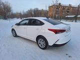 Hyundai Accent 2022 года за 8 400 000 тг. в Караганда – фото 2