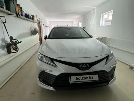 Toyota Camry 2023 года за 19 500 000 тг. в Атырау – фото 2