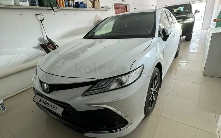 Toyota Camry 2023 года за 19 500 000 тг. в Атырау