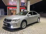 Toyota Camry 2015 года за 7 200 000 тг. в Атырау – фото 2