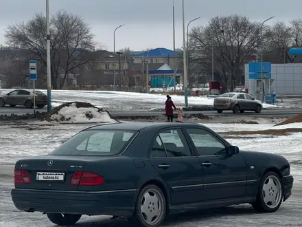 Mercedes-Benz E 240 1998 года за 3 500 000 тг. в Актобе – фото 4