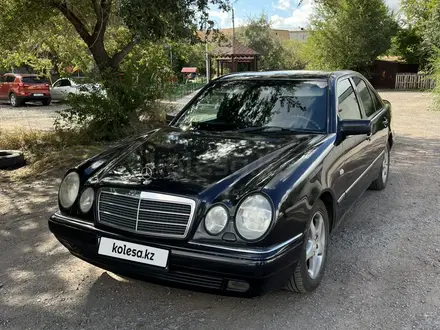 Mercedes-Benz E 230 1997 года за 2 600 000 тг. в Караганда