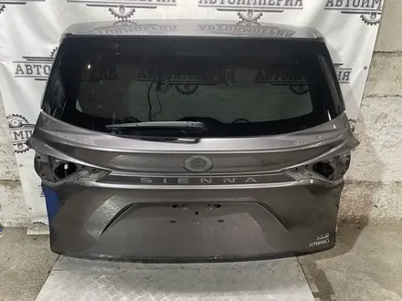 Крышка багажника на Toyota Sienna за 150 000 тг. в Алматы