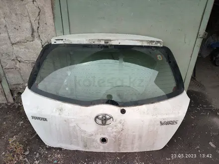Крышка багажника на Toyota Yaris хэтчбек. за 20 000 тг. в Алматы