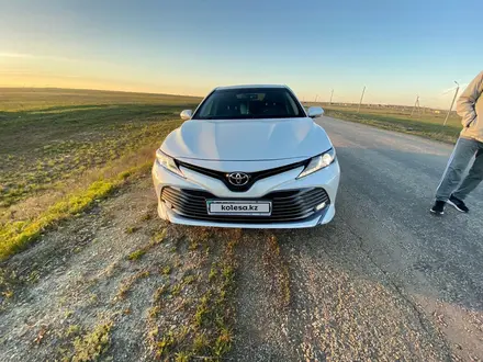 Toyota Camry 2020 года за 15 000 000 тг. в Актобе