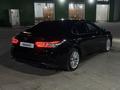 Toyota Camry 2019 года за 13 000 000 тг. в Актобе – фото 4