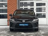 Toyota Camry 2023 года за 17 520 000 тг. в Актобе – фото 2