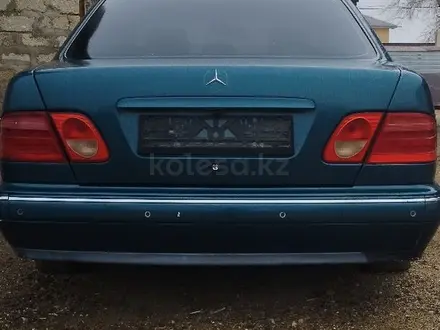 Mercedes-Benz E 230 1996 года за 1 600 000 тг. в Атырау – фото 2