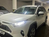 Toyota RAV4 2020 года за 16 300 000 тг. в Актау