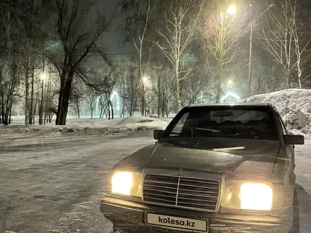 Mercedes-Benz E 230 1986 года за 1 100 000 тг. в Усть-Каменогорск – фото 2