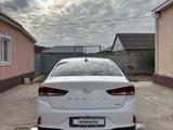 Hyundai Sonata 2018 года за 3 500 000 тг. в Атырау – фото 2