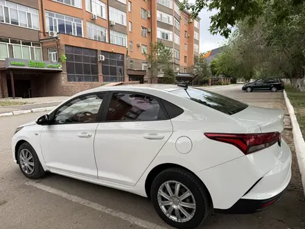 Hyundai Accent 2021 года за 5 770 000 тг. в Караганда – фото 2