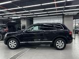 Volkswagen Touareg 2010 года за 11 900 000 тг. в Астана – фото 2