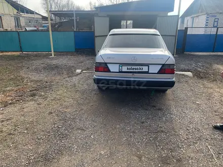 Mercedes-Benz E 220 1993 года за 3 200 000 тг. в Талдыкорган – фото 2