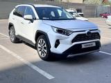 Toyota RAV4 2021 года за 18 800 000 тг. в Алматы – фото 2