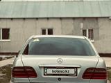 Mercedes-Benz E 280 1997 годаүшін2 500 000 тг. в Актобе – фото 4