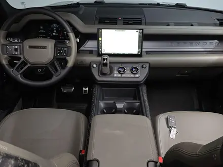 Land Rover Defender 2025 года за 90 180 000 тг. в Алматы – фото 9
