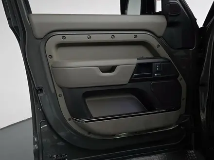 Land Rover Defender 2025 года за 90 180 000 тг. в Алматы – фото 12