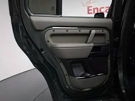 Land Rover Defender 2025 года за 90 180 000 тг. в Алматы – фото 13