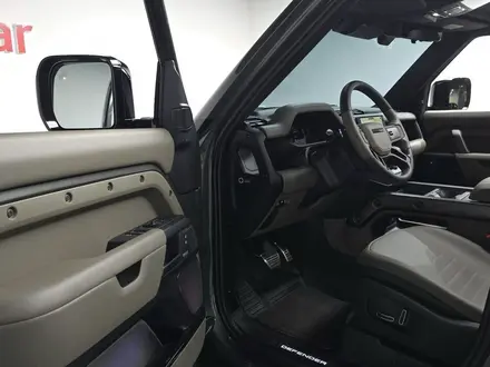 Land Rover Defender 2025 года за 90 180 000 тг. в Алматы – фото 14
