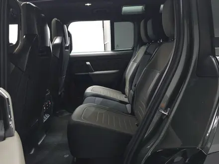 Land Rover Defender 2025 года за 90 180 000 тг. в Алматы – фото 15