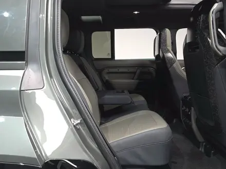 Land Rover Defender 2025 года за 90 180 000 тг. в Алматы – фото 16