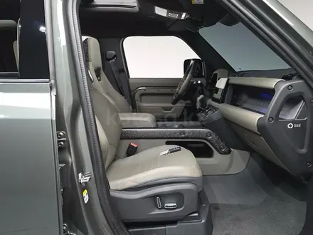 Land Rover Defender 2025 года за 90 180 000 тг. в Алматы – фото 17