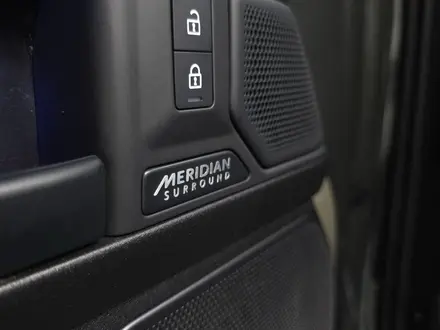 Land Rover Defender 2025 года за 90 180 000 тг. в Алматы – фото 23