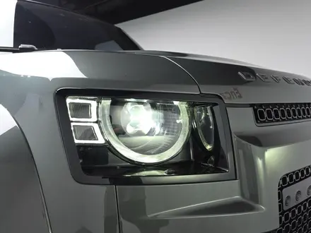 Land Rover Defender 2025 года за 90 180 000 тг. в Алматы – фото 6