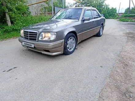 Mercedes-Benz E 220 1992 года за 2 200 000 тг. в Алматы – фото 2