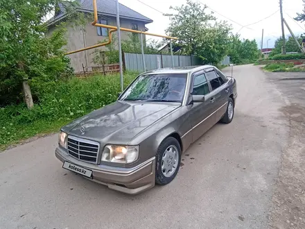 Mercedes-Benz E 220 1992 года за 2 200 000 тг. в Алматы