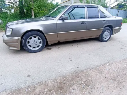 Mercedes-Benz E 220 1992 года за 2 200 000 тг. в Алматы – фото 3