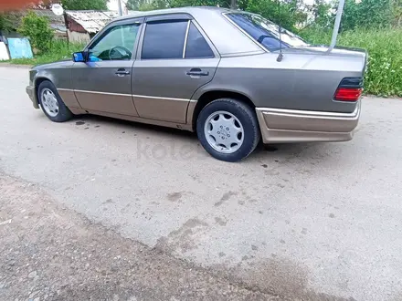 Mercedes-Benz E 220 1992 года за 2 200 000 тг. в Алматы – фото 4